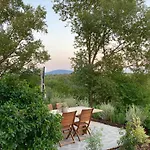 Grove Cottage: Immersed In Nature & Close To Town