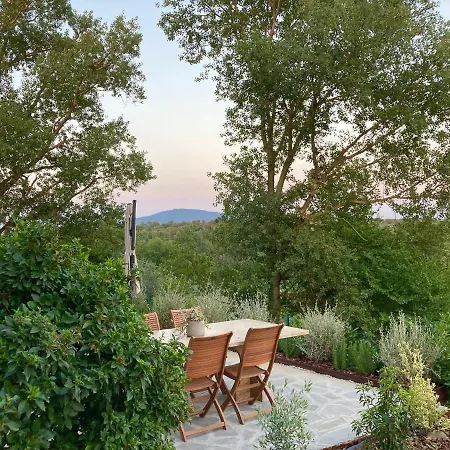 Grove Cottage: Immersed In Nature & Close To Town