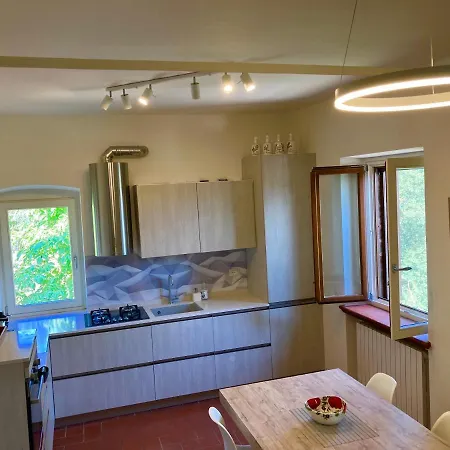 Grove Cottage: Immersed In Nature & Close To Town