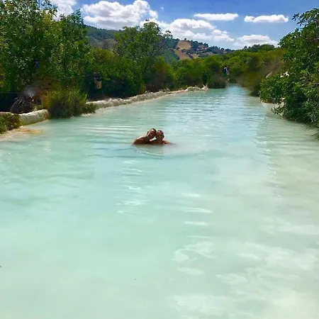 Grove Cottage: Immersed In Nature & Close To Town Dom wakacyjny *